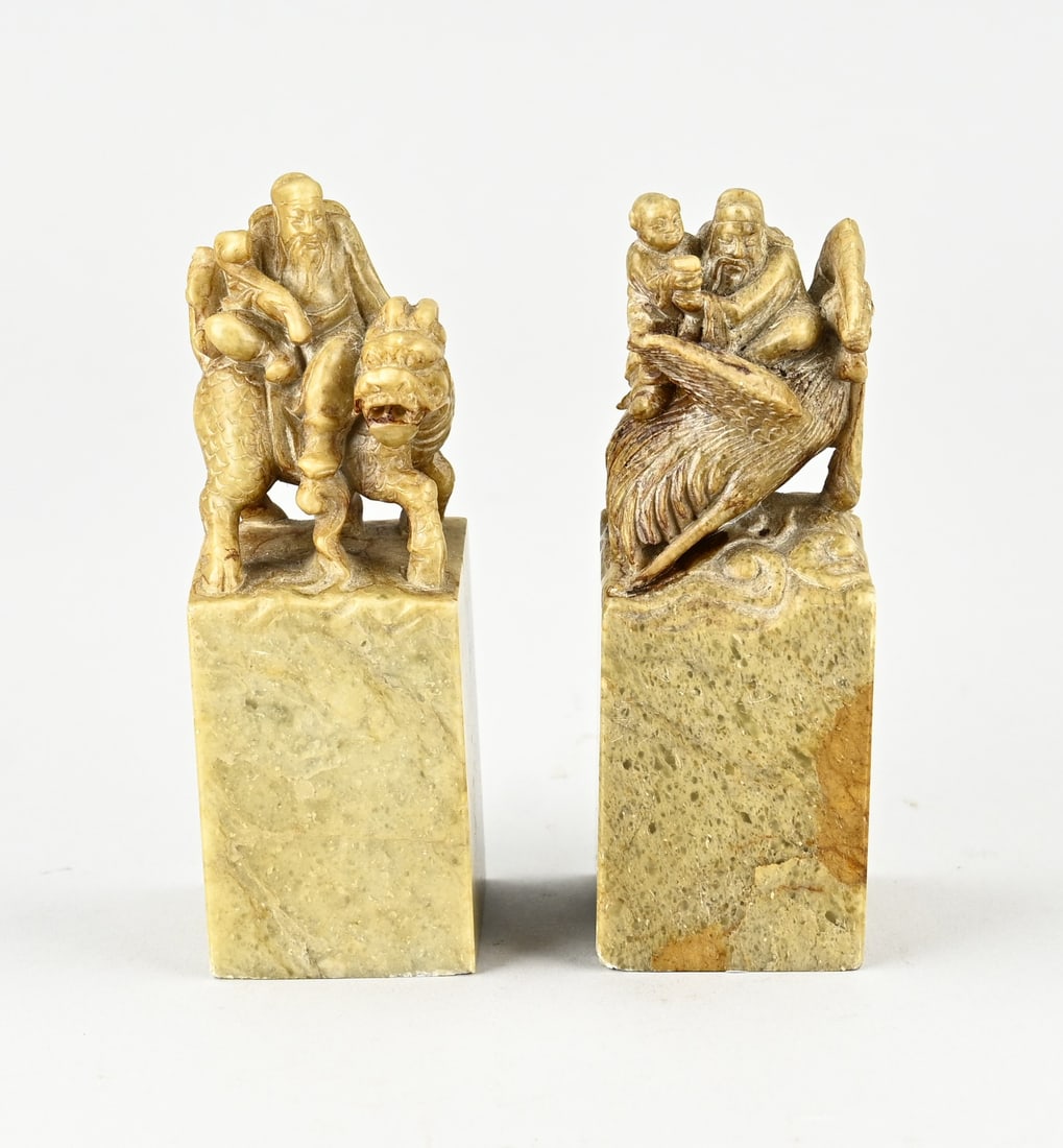 2x Chinese figure (soapstone) (1 of 2)
