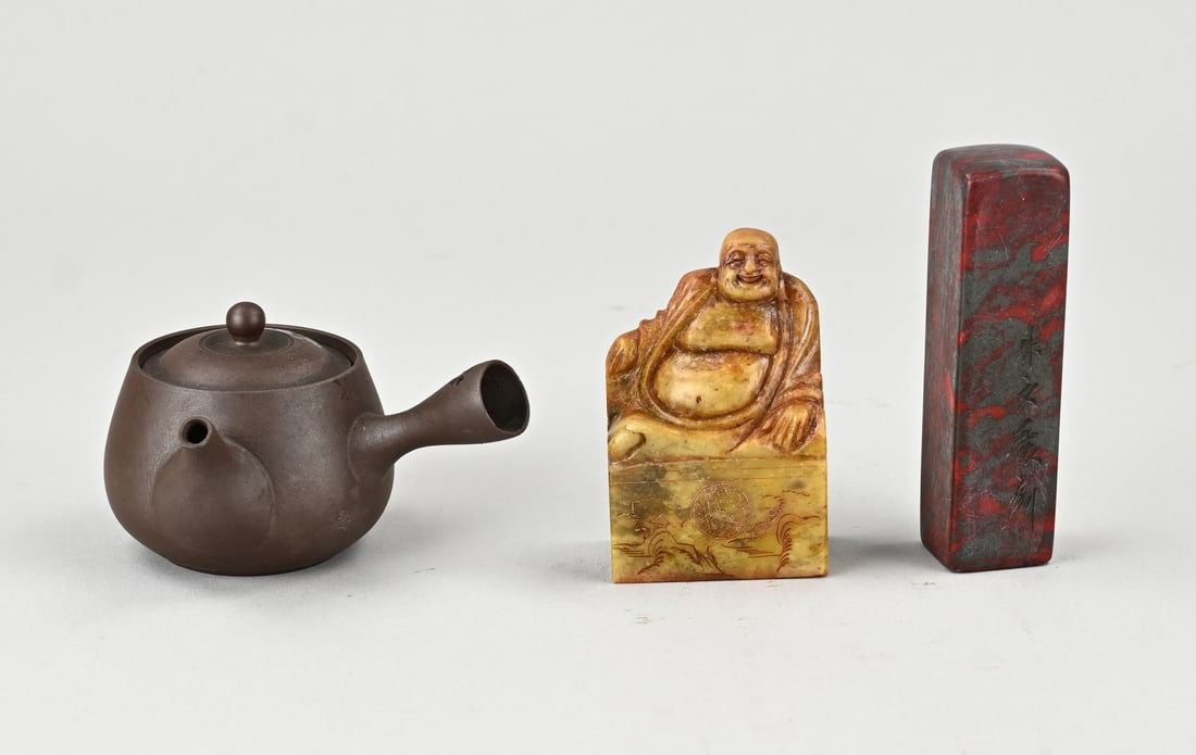 3x China: Three pieces of old China. 1x Yixing pouring pot. 1x Soapstone lacquer stamp with Buddha. 1x Signed Chinese lacquer stamp. Dimensions: 8 x 10 cm. In good condition.