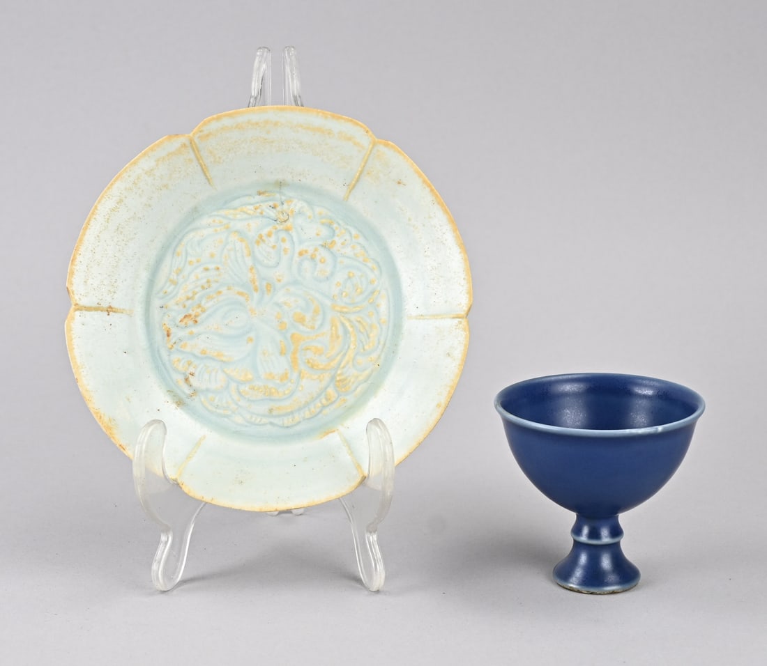 2x Chinese porcelain: Two pieces of old Chinese porcelain. 1x Celadon dish with floral relief decoration. 1x Stem cup with four-character base mark. Dimensions: 7.3 - Ø 14.4 cm. In good condition.