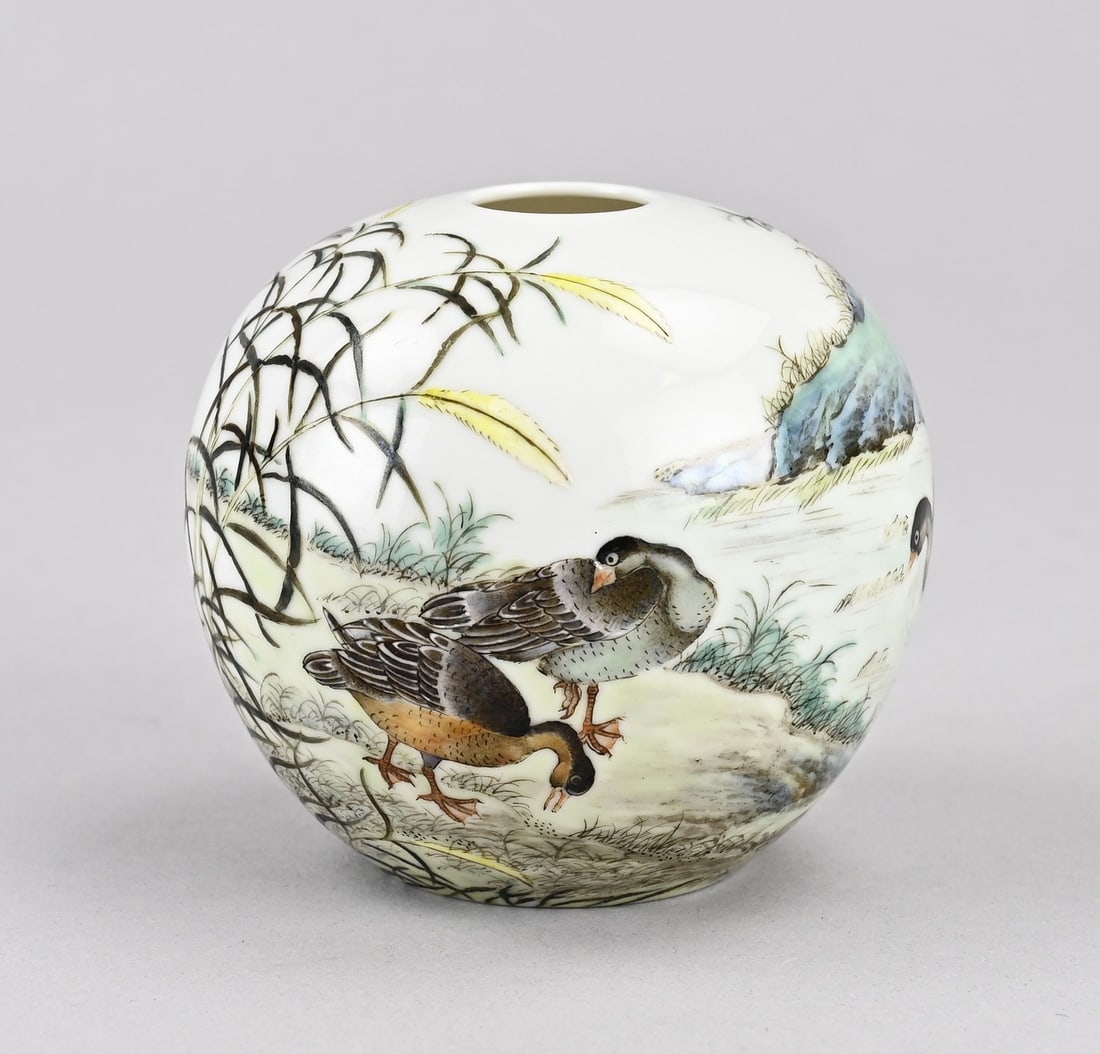 Chinese spherical vase (ducks): Beautiful Chinese porcelain Rose Family bulb vase with detailed landscape and duck decoration. Base mark. Dimensions: H 17.7 cm. In good condition.