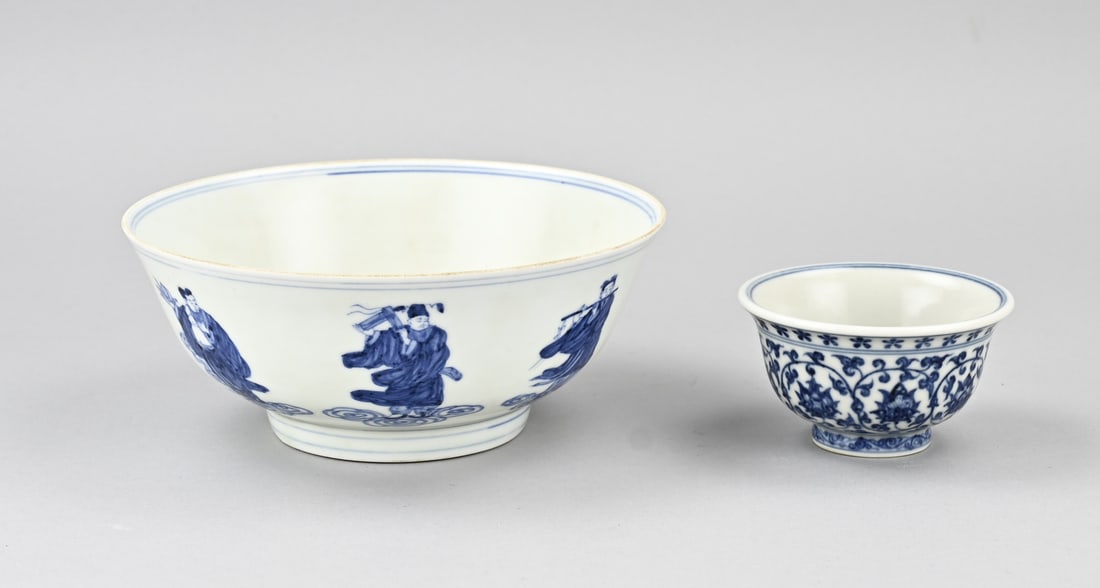 2x Chinese bowl Ø 9.2 - 18.4 cm.: Two old Chinese porcelain bowls. 1x Bowl with various dignitaries + six-character base mark. 1x Bowl with floral decoration + base mark. Dimensions: 9.2 - 18.4 cm.