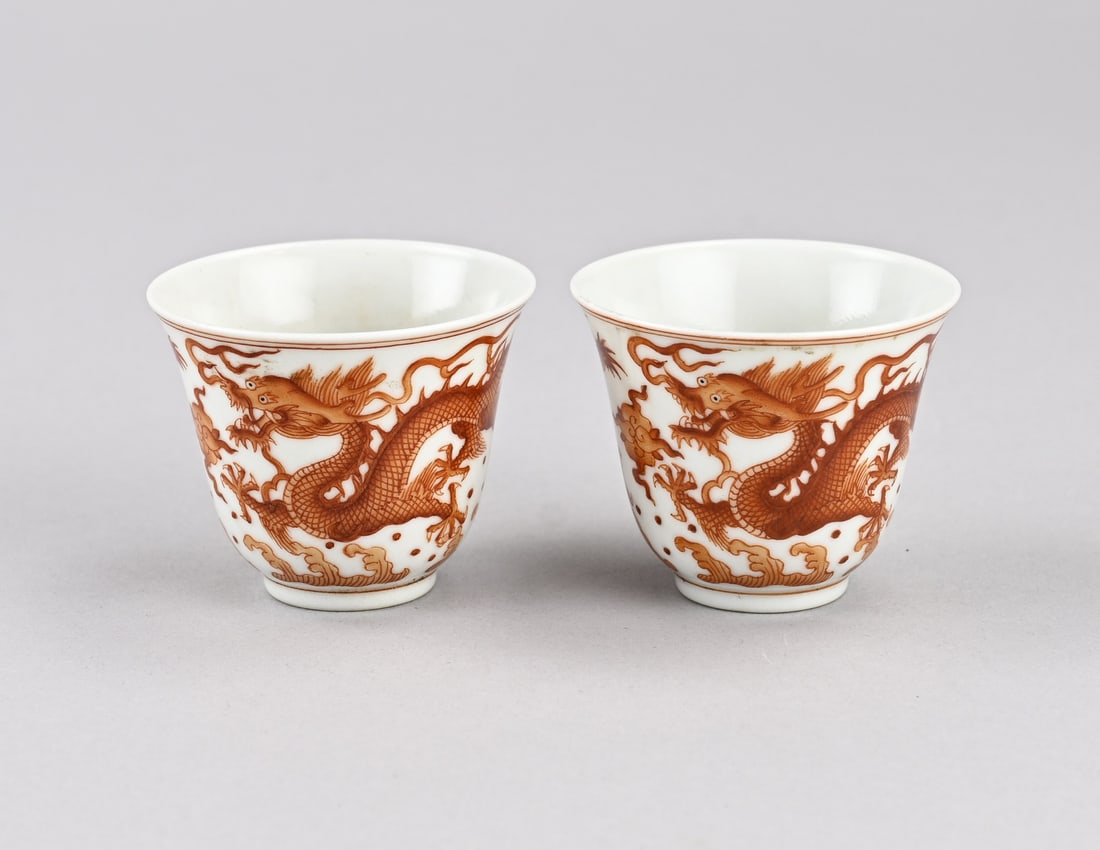 2x Chinese cup (dragons): Two old Chinese porcelain cups with dragon decoration. Six-character base mark. Dimensions: 5 x Ø 6 cm. In good condition.