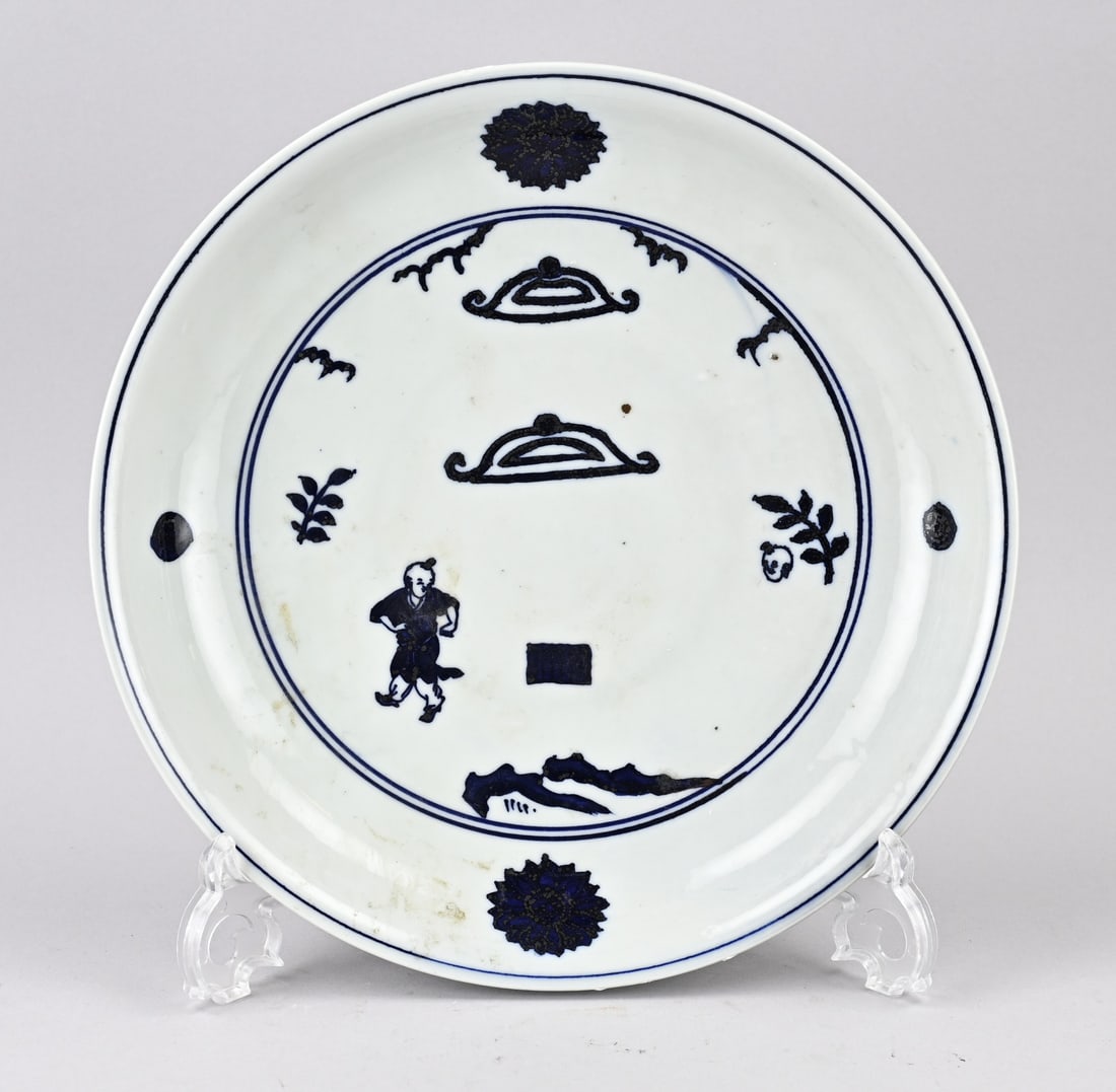 Chinese dish Ø 28.7 cm.: Antique Chinese porcelain dish with symbols/peonies and jesters decoration. Six-character base mark. Dimensions: Ø 28.7 cm. In good condition.