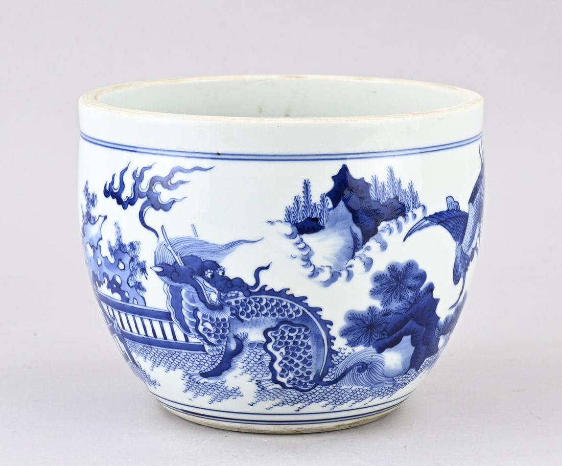 Chinese flower pot Ø 20.7 cm.: Antique Chinese porcelain flowerpot with a phoenix in a landscape decoration. 19th century. Dimensions: H 16.5 x Ø 20.7 cm. In good condition.