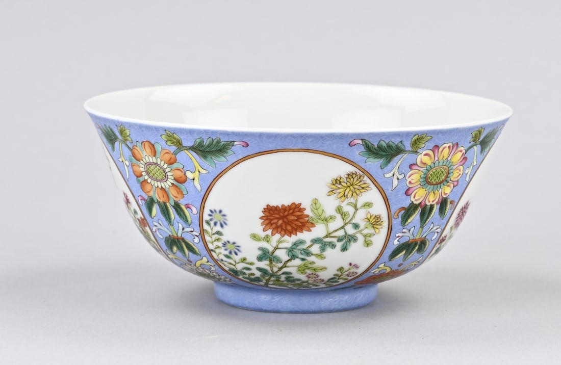 Chinese Family Rose bowl Ø 15.3 cm.: Detailed Chinese porcelain Rose Family bowl with floral decoration + relief (blue) glaze. Base mark. Dimensions: H 7 x Ø 15.3 cm. In good condition.