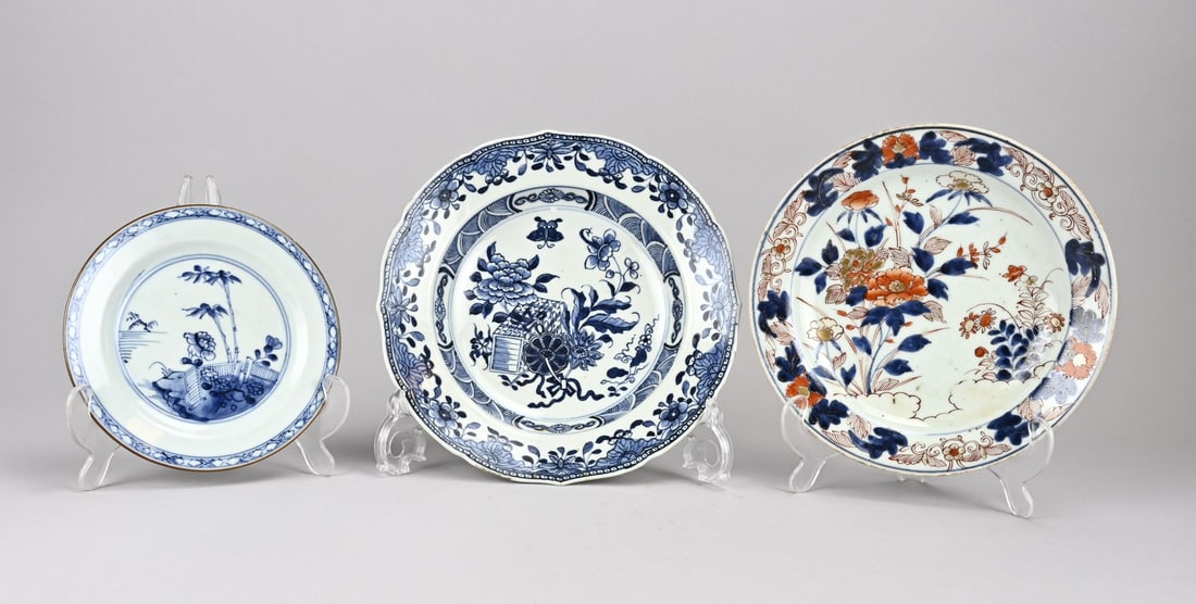 3x Chinese plate Ø 16 - 23.5 cm.: Three 18th-century Chinese porcelain plates. Imari + Cheng Lung. Garden decor. Imari in good condition, plus two with a few chips. Dimensions: 16 x 23.5 cm. In fair/good condition.
