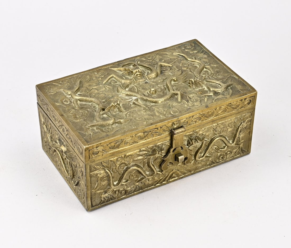 Chinese lidded box: Antique Chinese bronze lidded box with floral/dragon decoration. First half of the 20th century. Dimensions: 10 x 23 x 15 cm. In good condition.