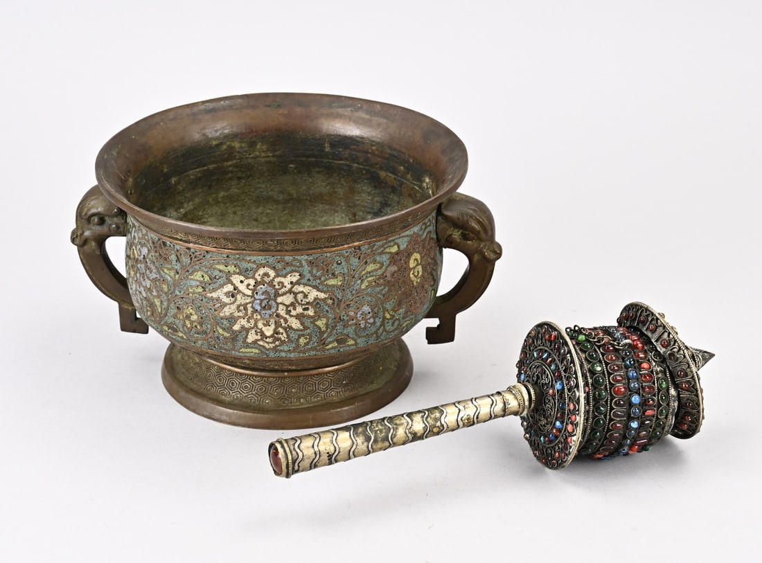 Prayer scroll (Tibet) + Japanese flowerpot: Old/antique Tibetan prayer scroll + Japanese cloisonné flowerpot. Circa 1900. Dimensions: 21 x 22 cm. In good condition.