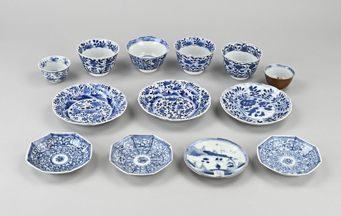 Lot of Chinese porcelain: 13x Chinese porcelain cups/saucers. 18th - 19th Century. Including; Kang Xi. Dimensions: 6 - 13 cm. Some damage/chips. In fair/good condition.