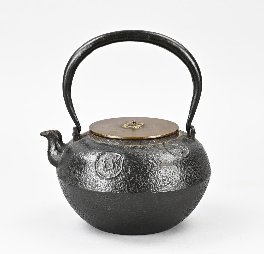 Antique Japanese Tetsubin teapot: 19th-century signed Japanese Tetsubin cast iron teapot, with Japanese characters + signature under the original bronze lid. Dimensions: 22 x 18 x 6.5 cm. In very good condition.