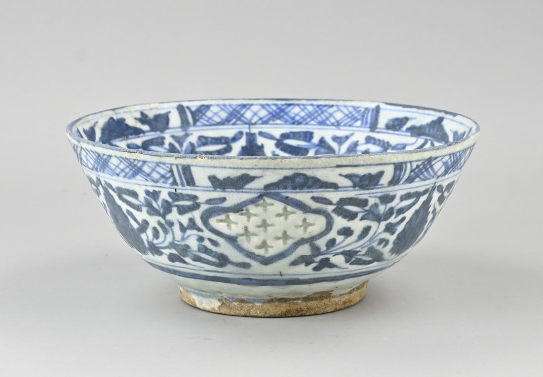 Chinese bowl Ø 24.5 cm.: Antique Chinese porcelain bowl with floral decoration. One older rim restoration. Dimensions: H 10.5 x Ø 24.5 cm. In reasonable condition.