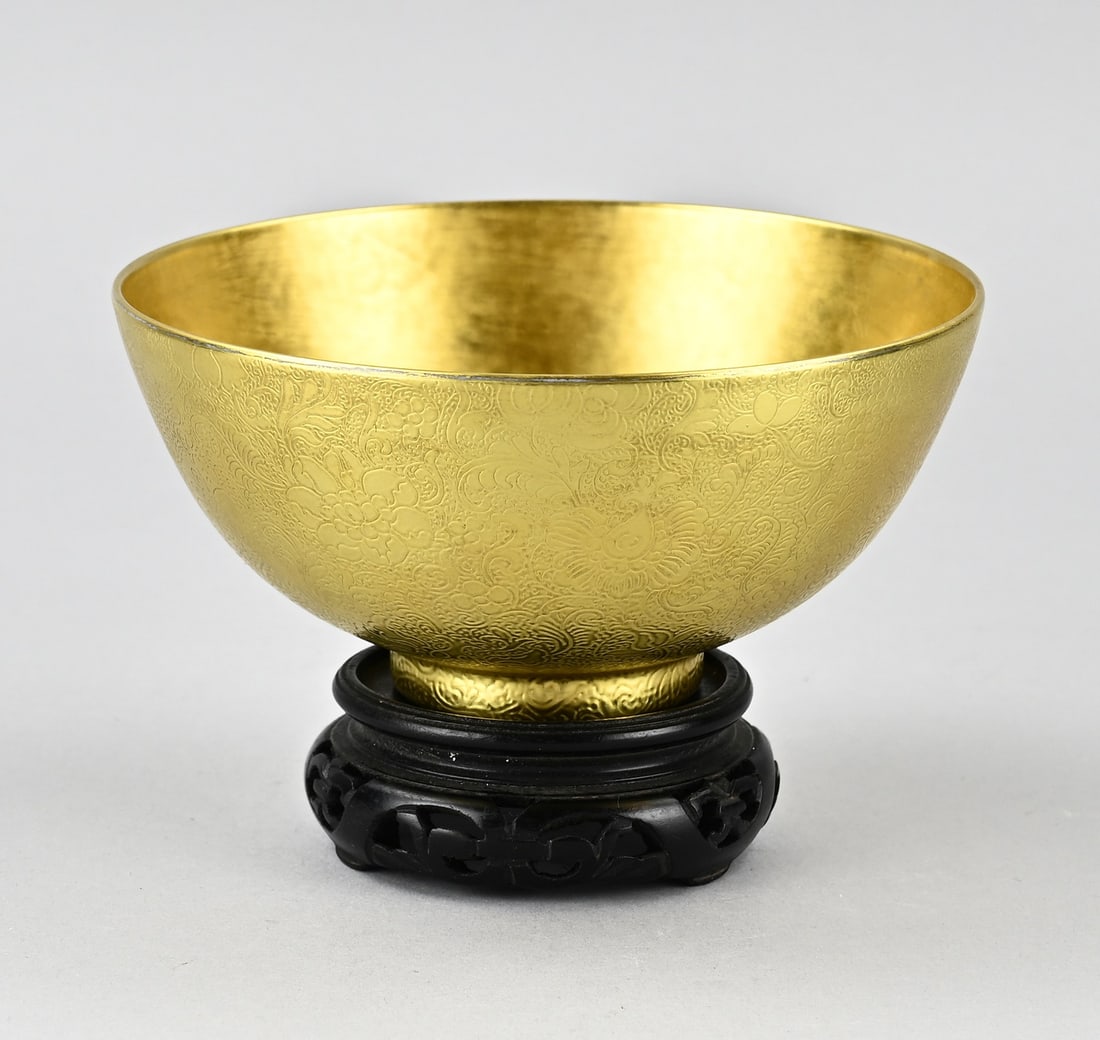 Chinese bowl on console Ø 14.3 cm.: Old Chinese porcelain bowl with floral gold relief glaze, mounted on a console. Six-character base mark. Dimensions: H 7 x Ø 14.3 cm. In good condition.