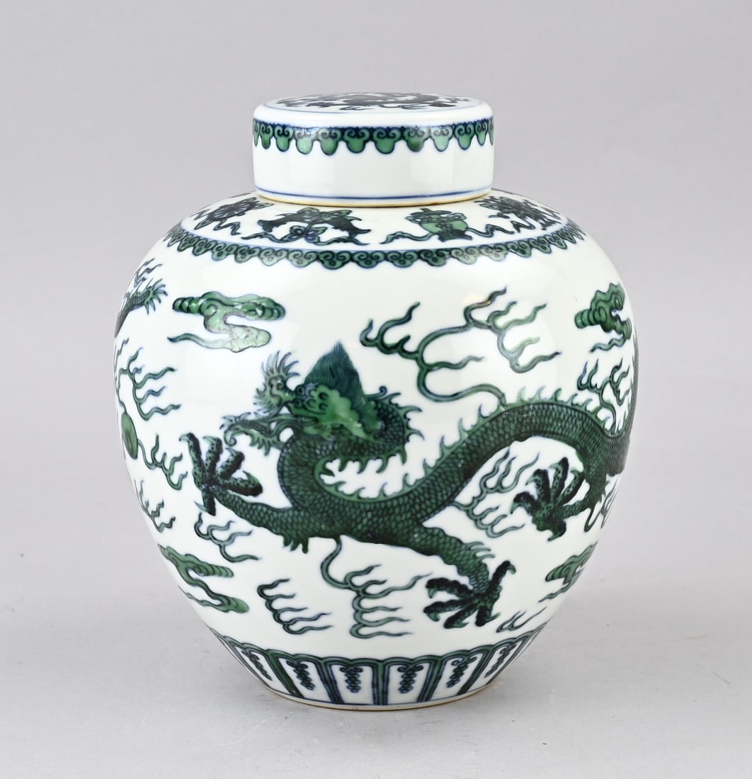 Chinese ginger jar Ø 17.5 cm.: Chinese porcelain ginger jar with green dragon decoration. Base mark. Dimensions: H 22 x Ø 17.5 cm. In good condition.