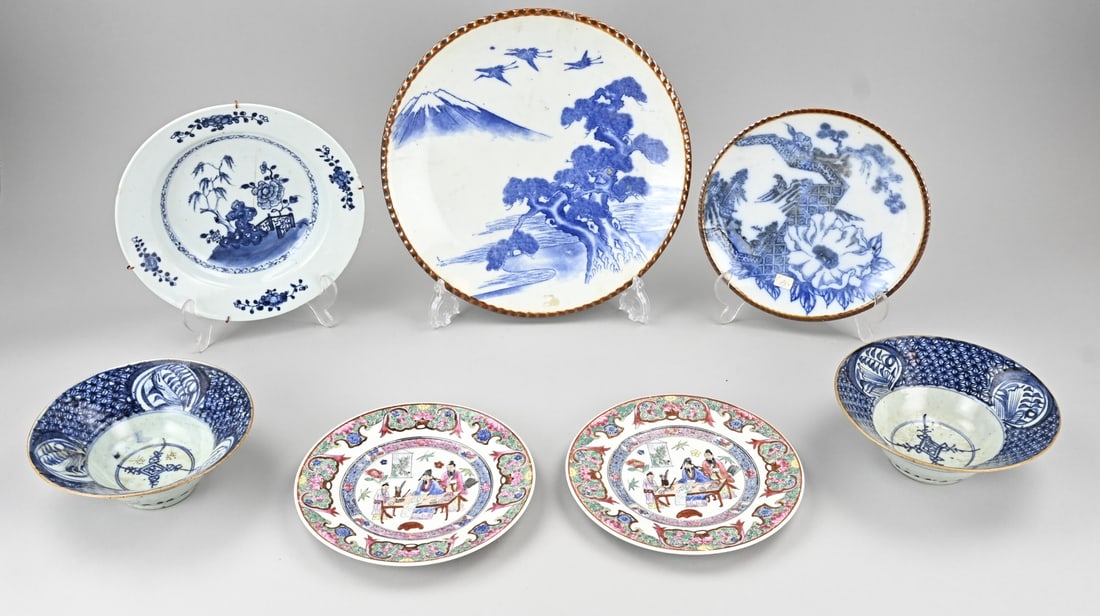 Lot of Chinese porcelain (7x): 7x Antique Japanese + Chinese porcelain. Including: 2x bowls + 5x plates, including the Rose Family. Dimensions: Ø 15.5 - 30 cm. One plate has rim chipping. In fair/good condition.