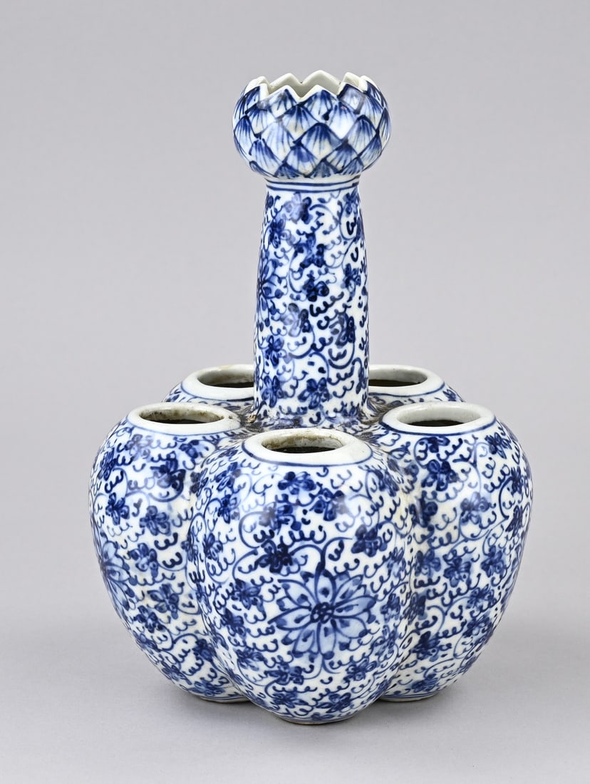 Chinese tulip vase, H 24 cm.: Old Chinese porcelain tulip vase with floral decoration. Four-character base mark. Dimensions: H 24 cm. In good condition.