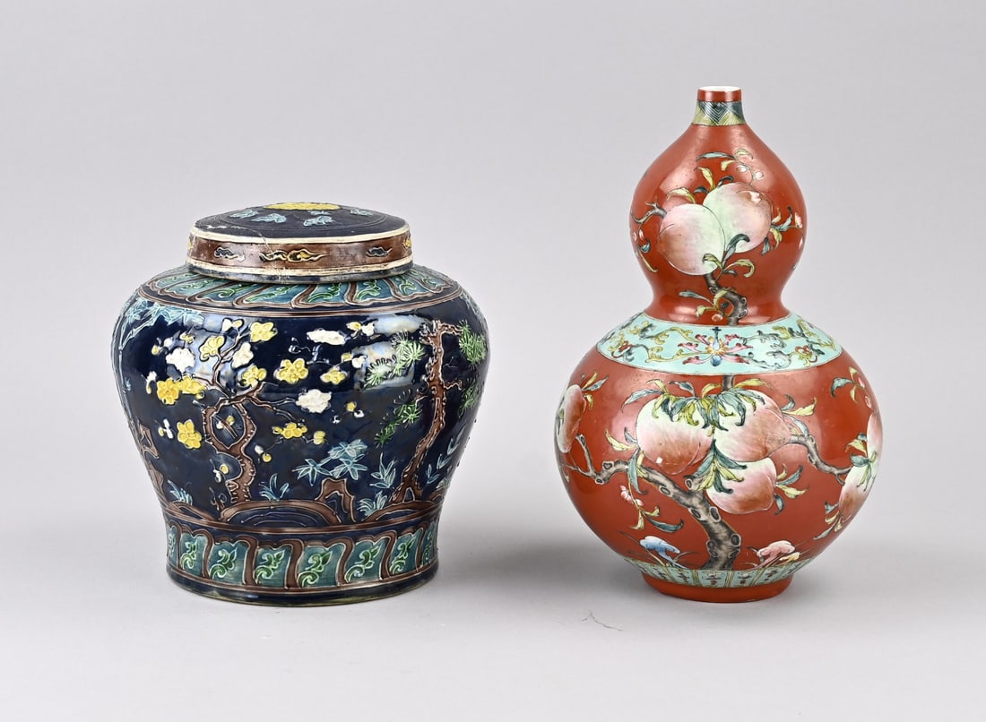 2x Chinese porcelain: Two pieces of old/antique Chinese porcelain. 1x Knobbed vase with peach decoration + base mark. 1x Ginger jar with relief garden decoration, lid glued. Dimensions: 17 x 24.7 cm. In fair/good