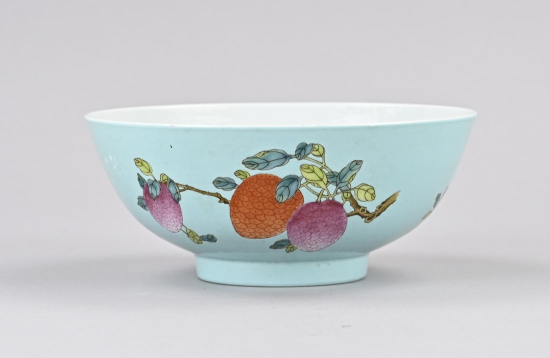 Chinese Family Rose bowl Ø 15.3 cm.: Chinese porcelain Rose Family bowl with pomegranate/peach/strawberry decoration. Base mark. Dimensions: H 6.2 x Ø 15.3 cm. In good condition.