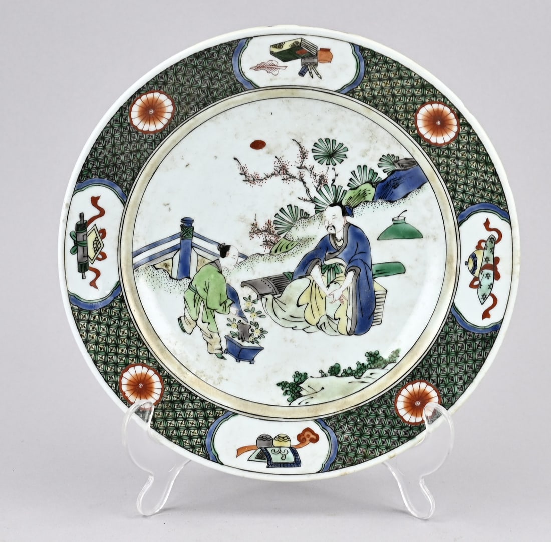 Chinese Verte plate Ø 22.7 cm.: 18th-century Chinese porcelain Familie Verte plate with figures in a garden decor. Dimensions: Ø 22.7 cm. In good condition.