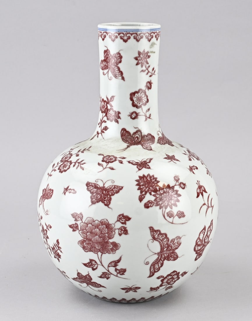 Chinese vase, H 33 cm.: Old Chinese porcelain vase with oxide red butterfly and flower decoration. Base mark. Dimensions: H 33 cm. In good condition.