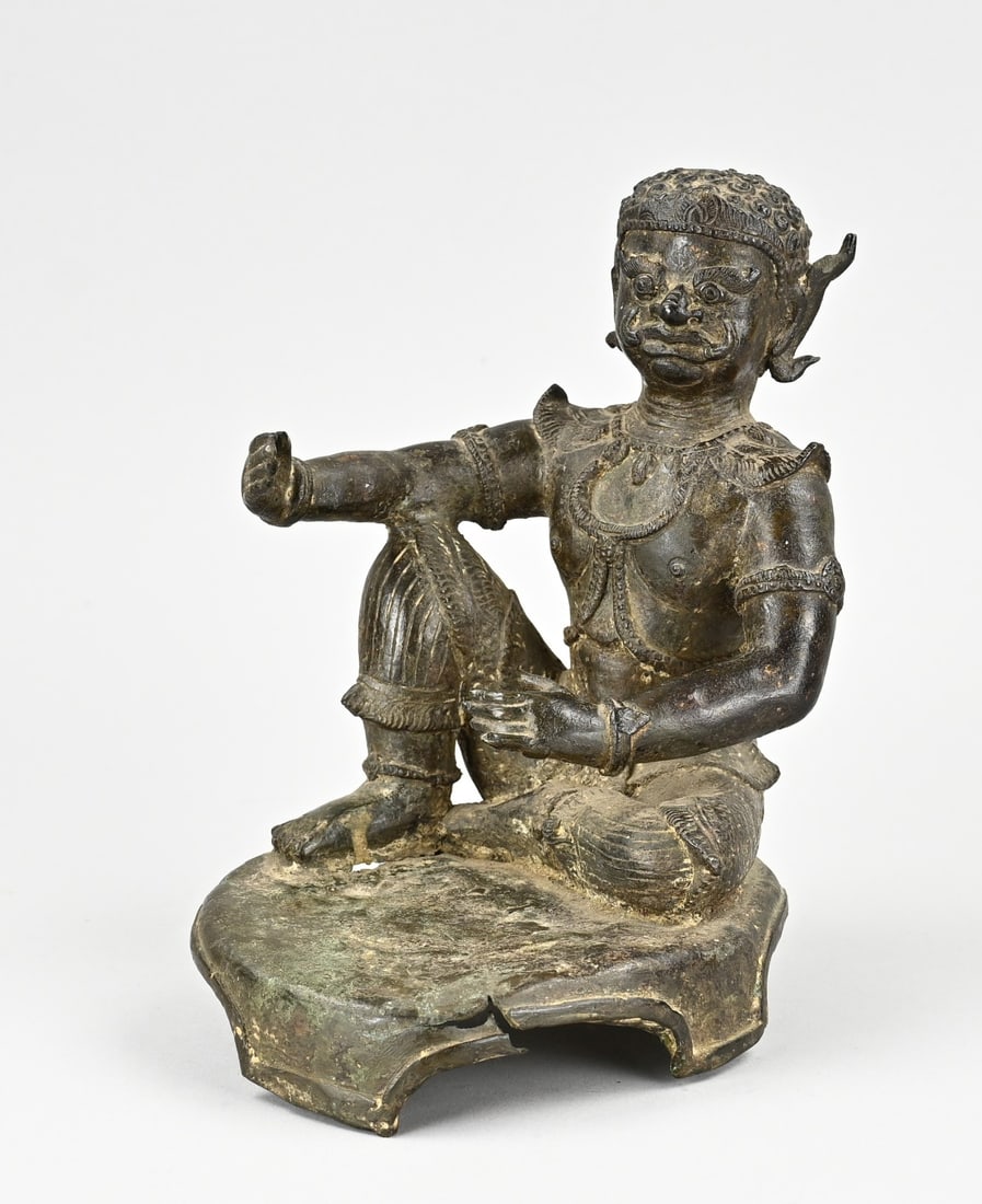 Chinese figure: Early antique Chinese bronze Buddha figure. Cambodia or Ming dynasty, or even older. Dimensions: 20 x 14 x 16.5 cm. Break in the base. In good condition.