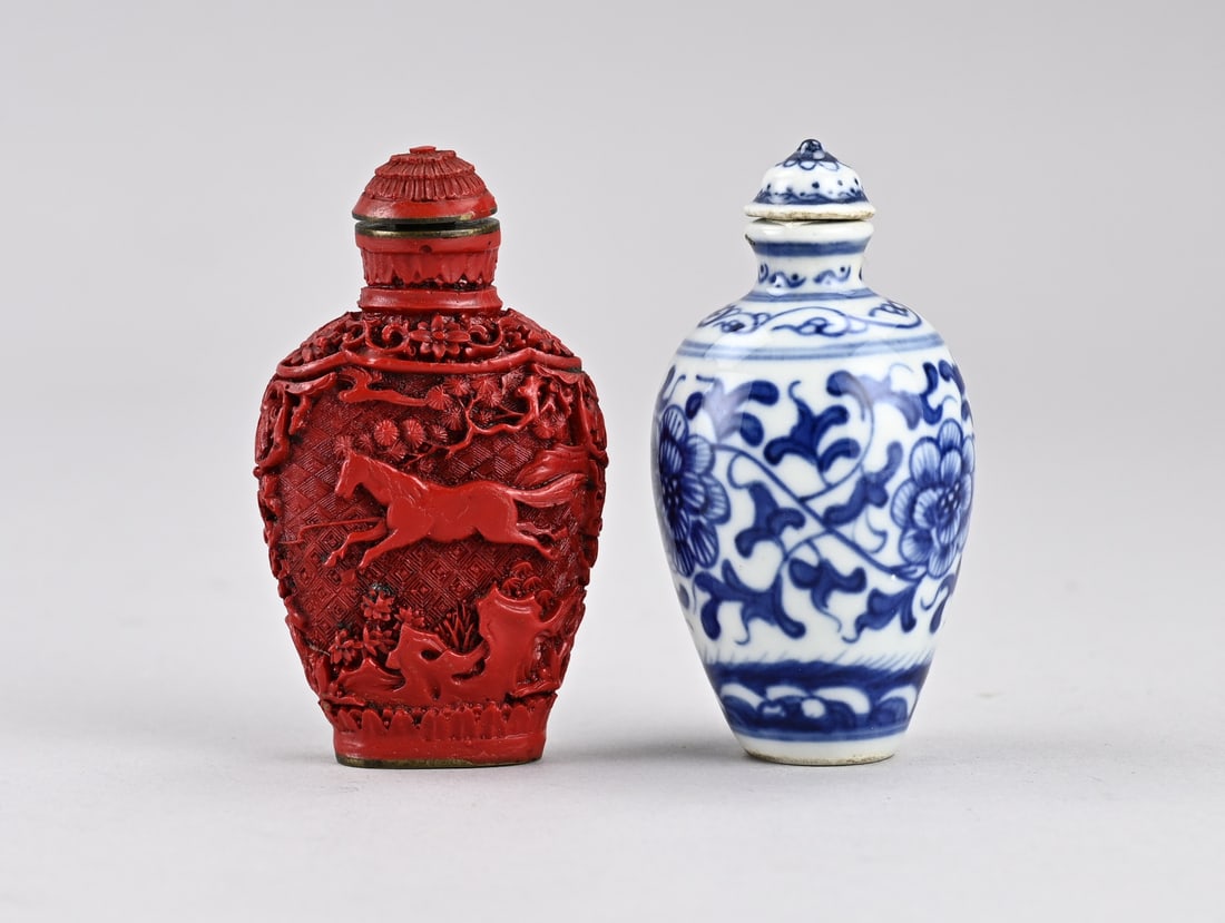 2x Chinese snuff bottle, 7 - 7.5 cm.: Two old Chinese snuff bottles. 1x Porcelain, with Kang Xi base mark. 1x Red lacquer with horse decoration + base mark. Dimensions: 7 x 7.5 cm. In good condition.