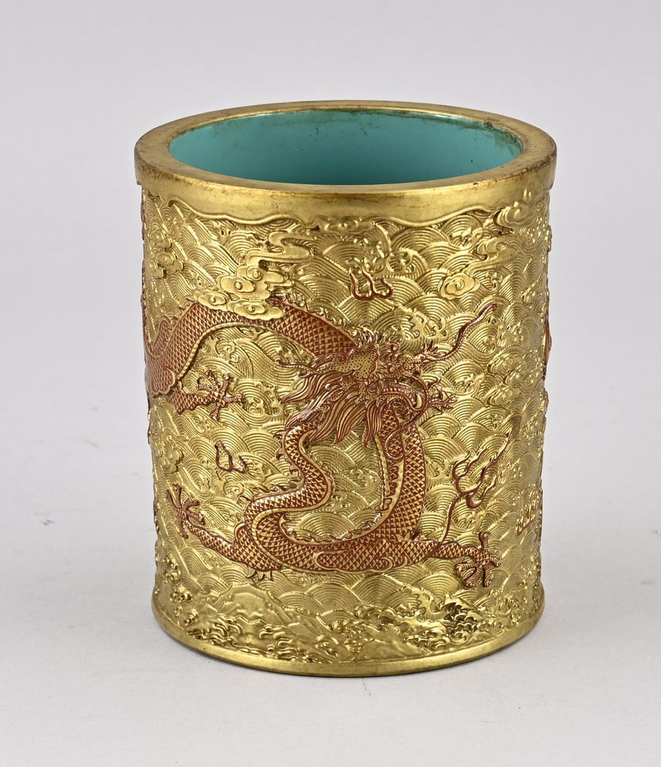 Chinese brushpot: Old Chinese porcelain brushpot with gilding and relief dragon decoration. Base mark. Dimensions: 14.2 x 12.2 cm. In good condition.