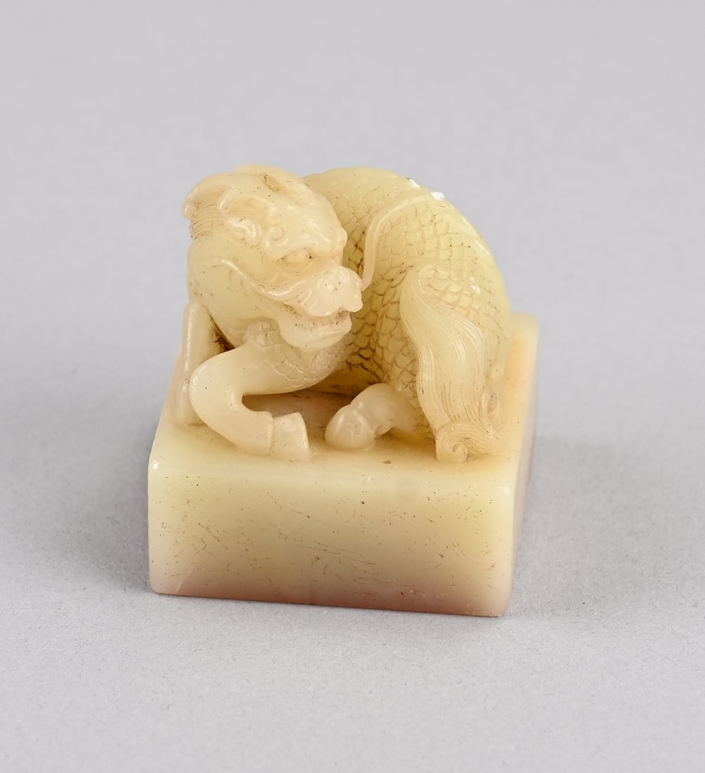 Chinese lacquer stamp: Old/antique Chinese lacquer stamp with dragon. Jade? Dimensions: 4.5 x 4 x 4 cm. In good condition.
