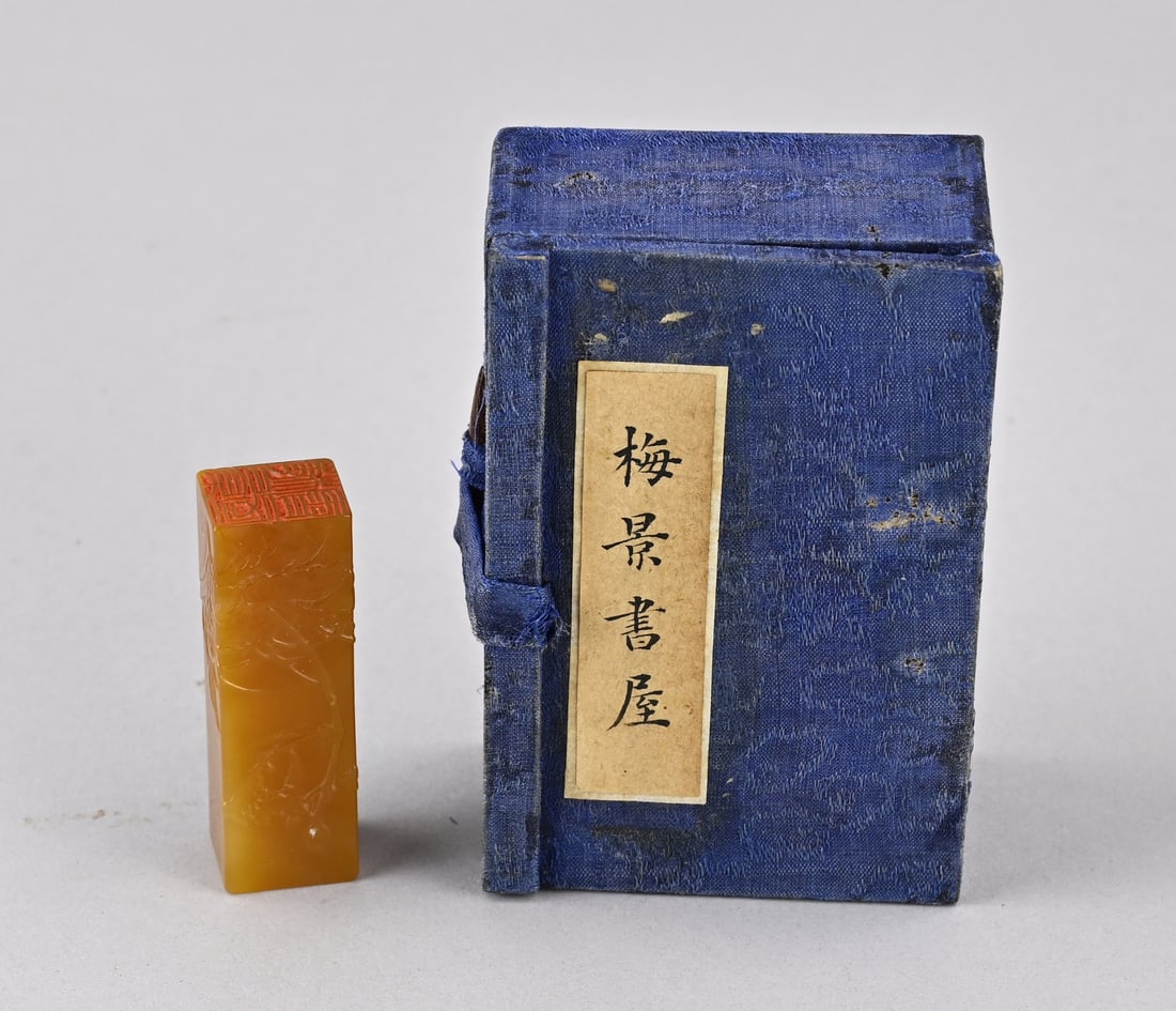 Chinese lacquer seal + storage box: Old/antique Chinese jade lacquer stamp with floral decoration + original storage box. Dimensions: 6.3 x 2 x 1.7 cm. In good condition.