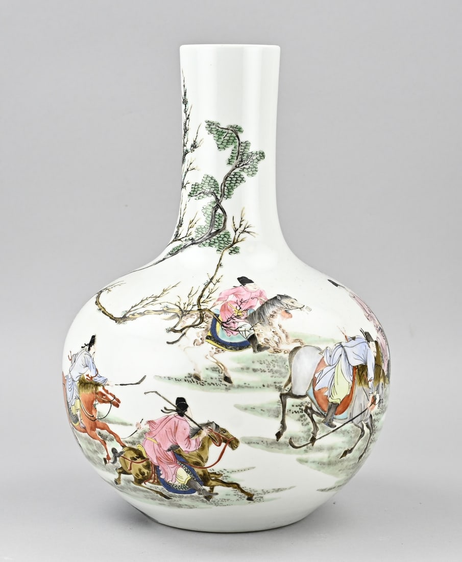 Chin. Family Rose vase, H 34 cm.: Old Chinese porcelain Rose Family pipe vase with decoration of figures on horseback. Six-mark base mark. Dimensions: H 34 cm. In good condition.