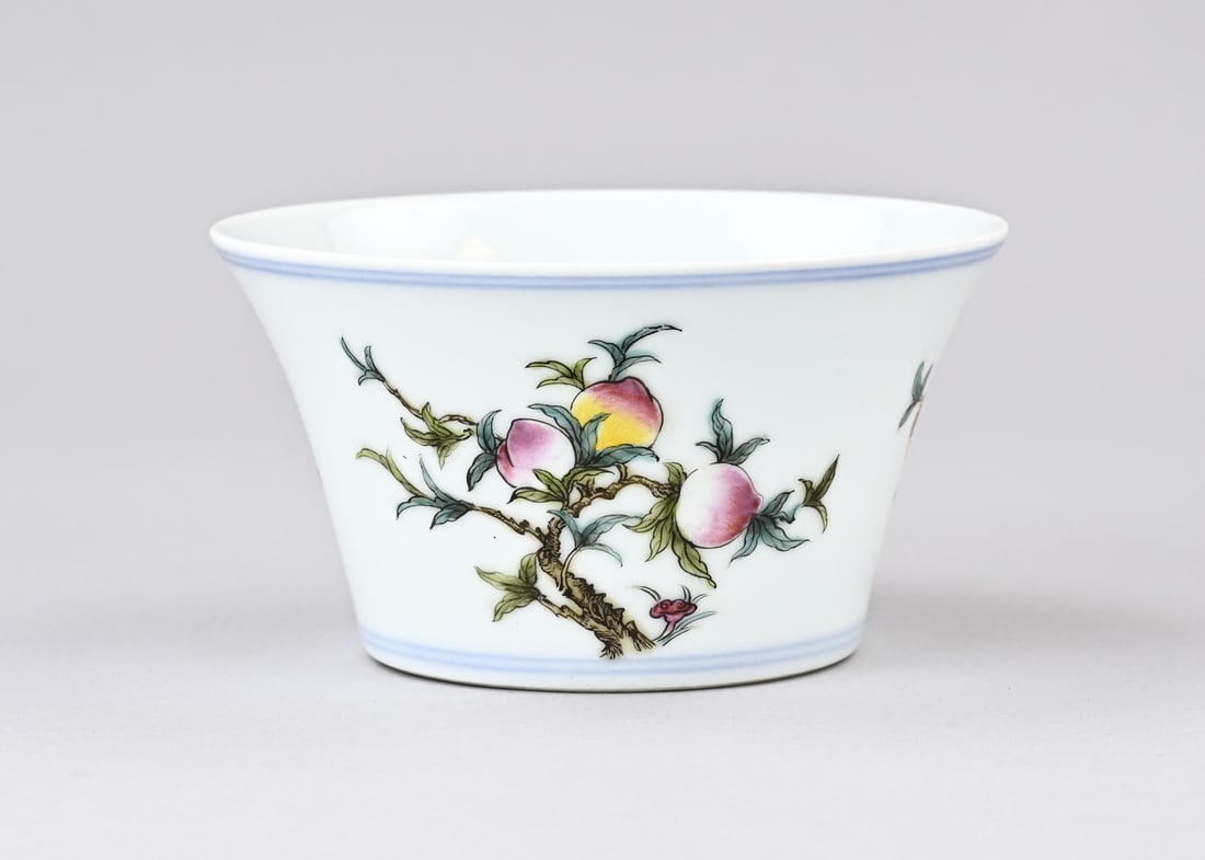 Chinese bowl Ø 14.2 cm.: Chinese porcelain Rose Family bowl with peach/pomegranate decoration. Base mark. 20th century. Dimensions: H 7.8 x Ø 14.2 cm. In good condition.