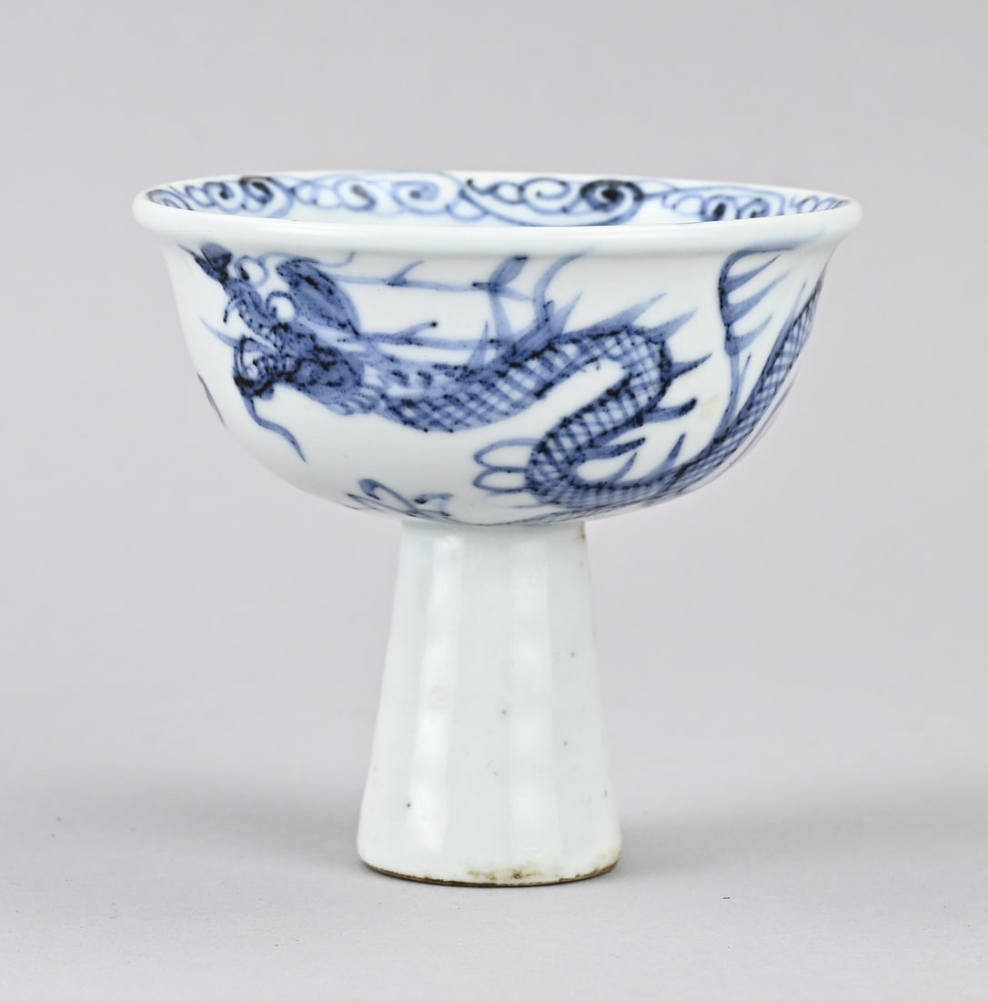 Chin. stemcup (dragon): Old Chinese porcelain stem cup with dragon decoration. No base mark. Dimensions: H 9 x Ø 9.6 cm. In good condition.
