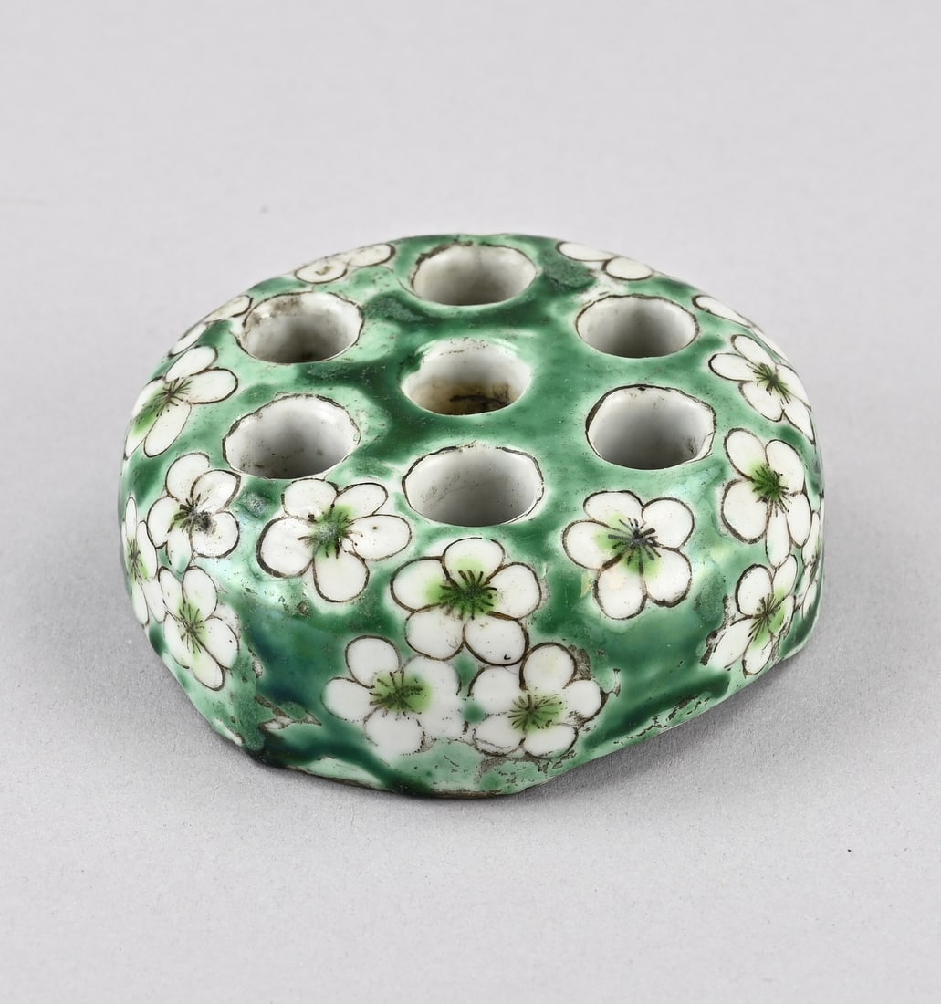 Chinese holder Ø 8.7 cm.: 19th-century Chinese porcelain holder with floral decoration. Dimensions: 3 x Ø 8.7 cm. In good condition.