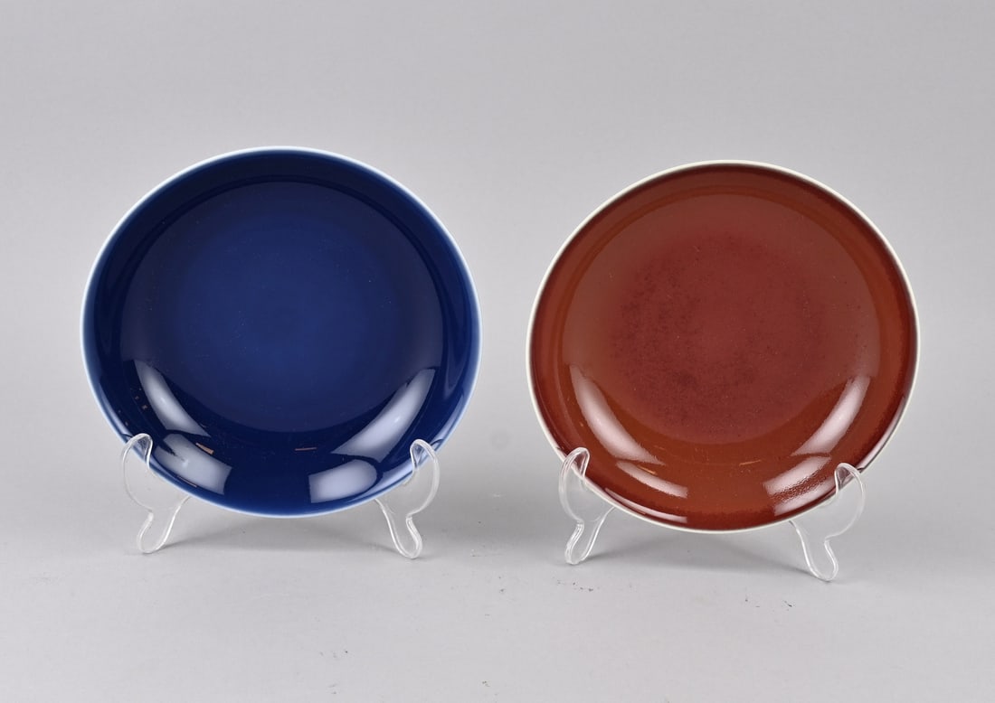 2x Chinese dish: Two old Chinese porcelain plates. 1x Sang de boeuf + base mark. 1x Blue glaze + six-character base mark. Dimensions: Ø 19 cm. In good condition.