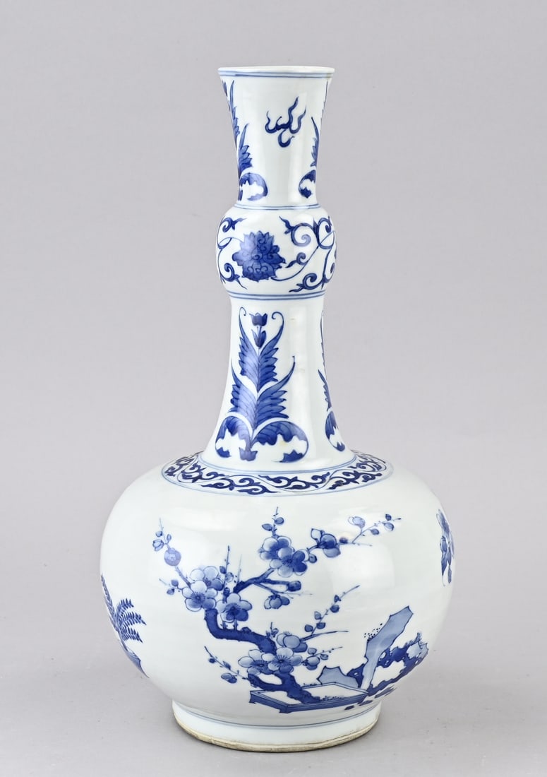 Chinese vase, H 38.4 cm.: Old Chinese porcelain bulbous vase with blossom branch decoration. Dimensions: H 38.4 cm. In good condition.