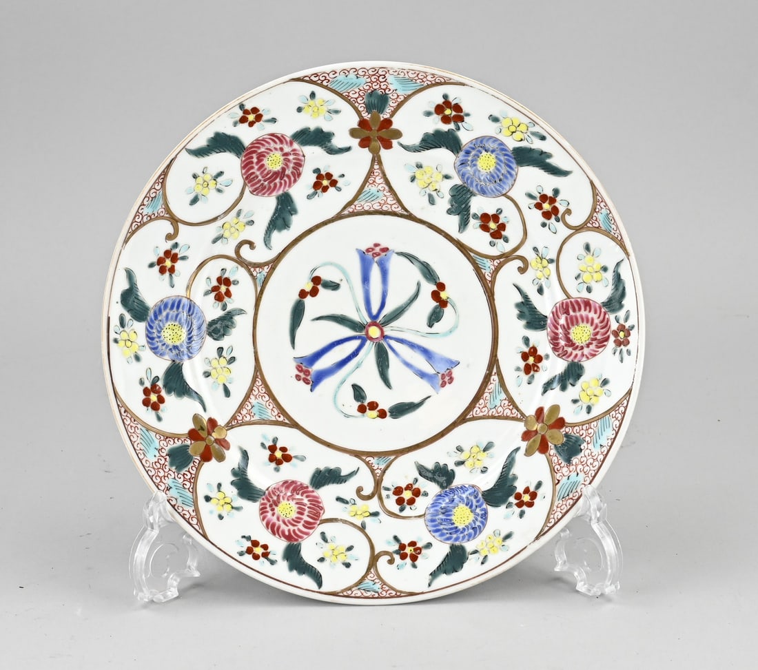 Chinese plate Ø 25.5 cm.: 19th-century Chinese porcelain Familie Verte plate with floral enamel and gold decoration. Dimensions: Ø 25.5 cm. In good condition.