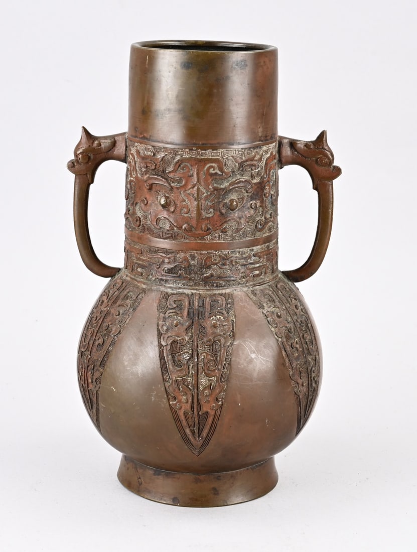 Chinese bronze vase, H 31 cm. (1 of 2)
