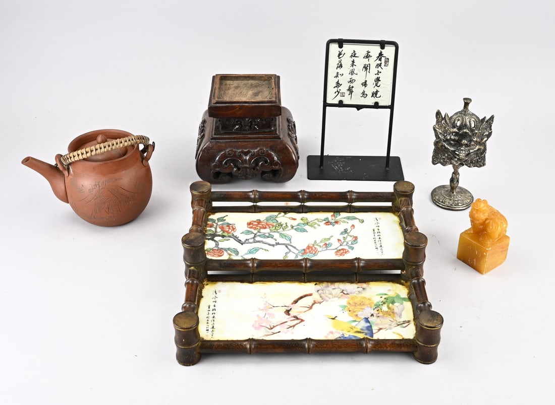 Lot various Chinese/Japanese (6x): Six pieces of diverse old/antique Chinese/Japanese items. Including: Yixing teapot, console, folding screen, bronze sculpture, soapstone kylin, etagere with porcelain plaque. Dimensions: 11 x 32 cm.