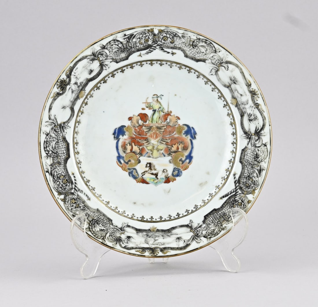 18th-century Chinese coat of arms plate Ø 22.8 cm.: Rare 18th-century Chinese porcelain coat of arms plate with coat of arms + figure of Justice + encre de chine border + verso coat of arms gold decoration with crown. Dimensions: Ø 22.8 cm. In goo