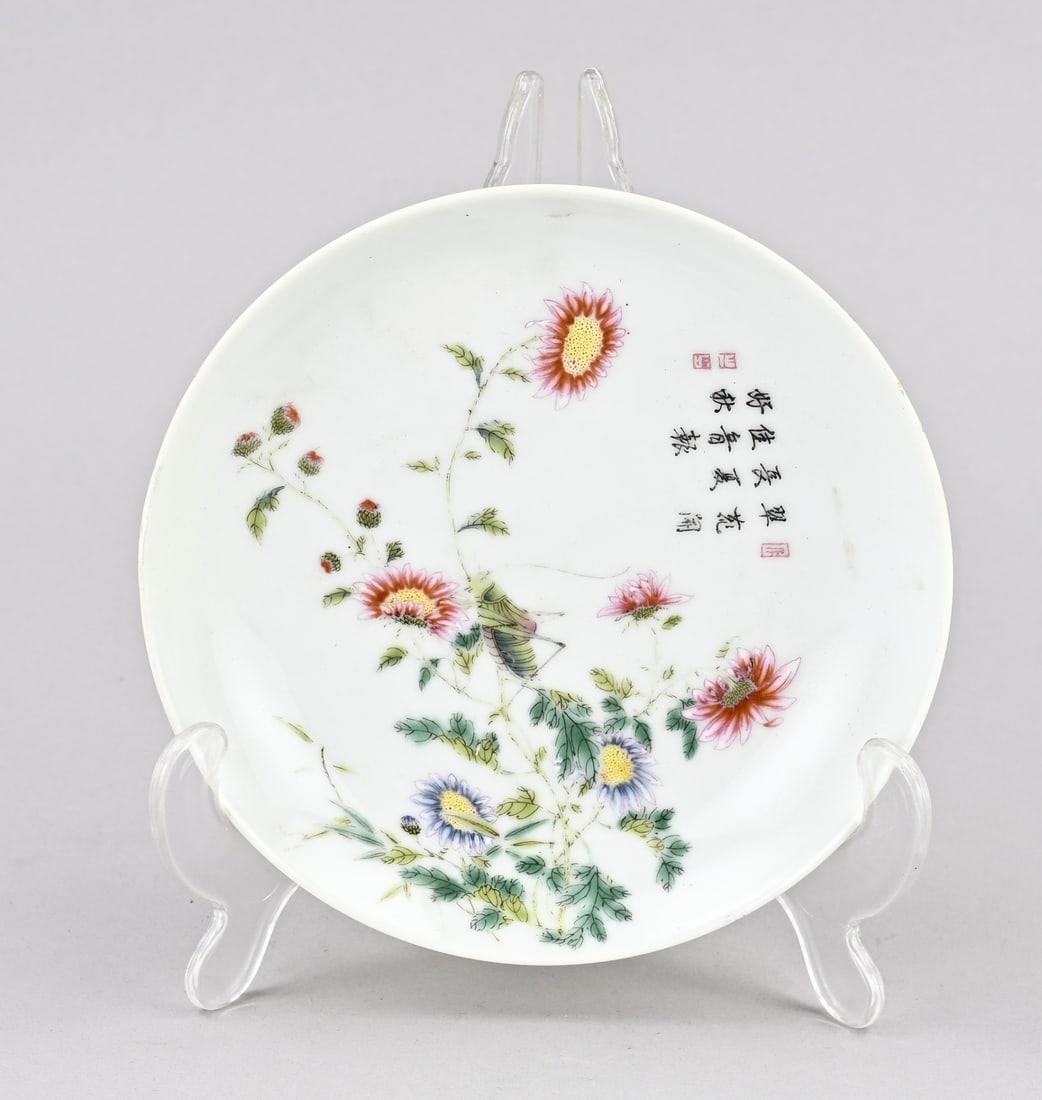 Rose Family plate Ø 16 cm.: Chinese porcelain Rose Family plate with floral/cricket and text decoration + yellow glaze verso. Six-character base mark. Dimensions: Ø 16 cm. In good condition.
