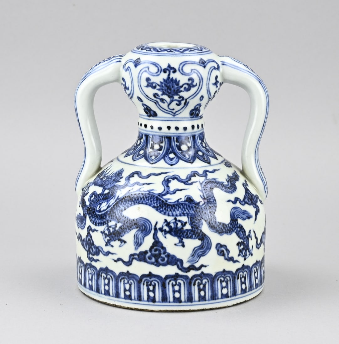 Chinese vase, H 19.8 cm.: Chinese porcelain bulbous vase with handles and dragon decoration. With base mark. Dimensions: H 19.8 cm. In good condition.
