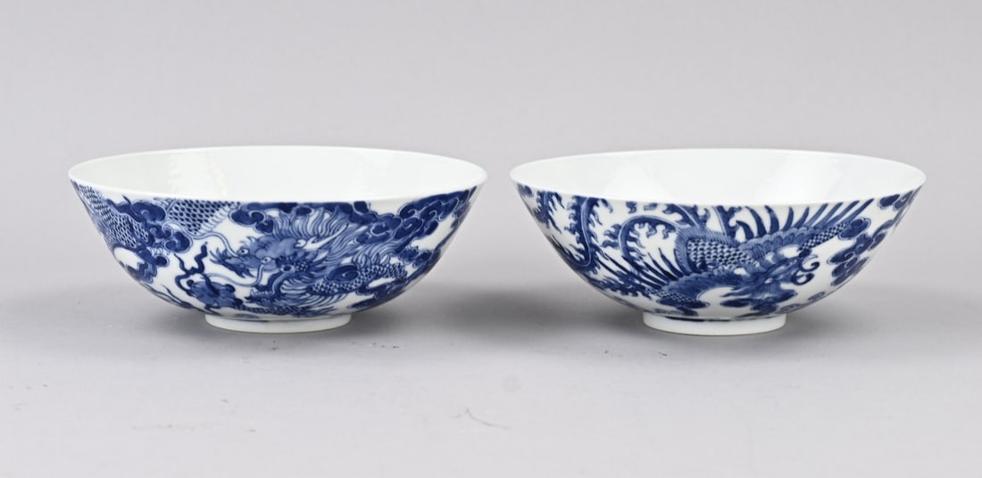 2x Chinese bowl Ø 15.5 cm.: Two old Chinese porcelain bowls with phoenix/dragon decoration. Base mark. Dimensions: H 6 x Ø 15.5 cm. In good condition.