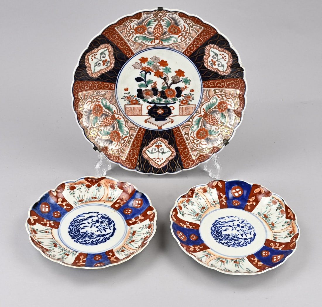3x Japanese Imari plate Ø 21 - 30 cm.: Three antique Japanese Imari porcelain plates. Assorted. 19th century. Floral/gold decoration. Dimensions: Ø 21 - 30 cm. In fair/good condition.