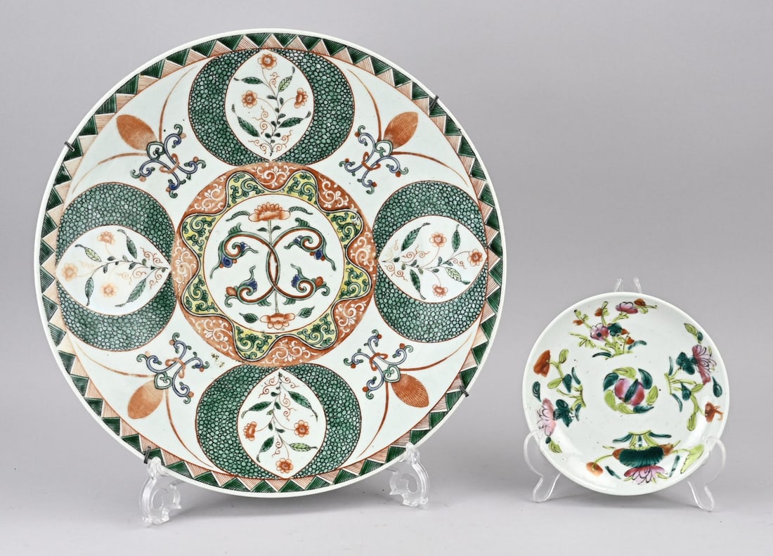 2x Verte Family porcelain dish Ø 17 - 39 cm.: Two 18th-19th century Chinese porcelain Familie Verte plates. Large: floral decoration + base mark. Small: 19th century, good. Dimensions: Ø 17 - 39 cm. In good condition.