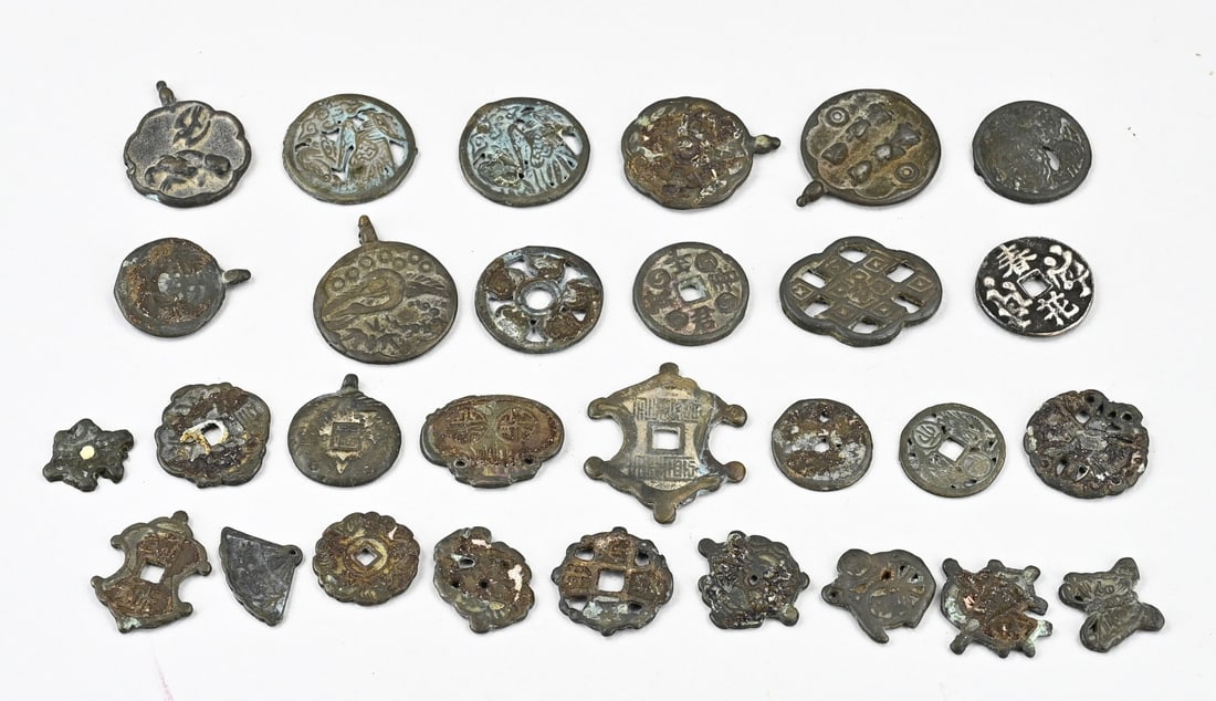 Chinese medallions/amulets Ø 2.8 - 4.2 cm. (1 of 1)