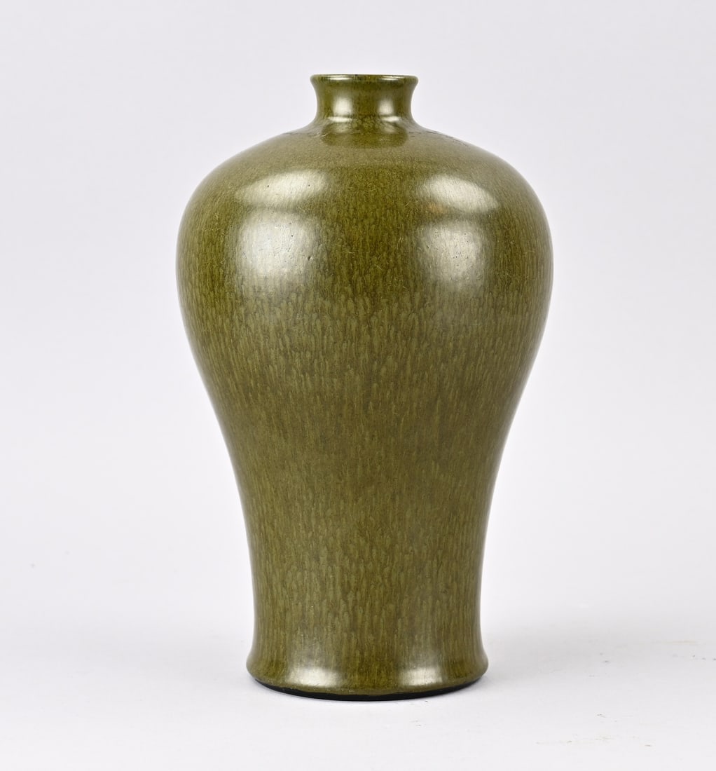 Chinese mei ping vase, H 22 cm.: Beautiful Chinese porcelain meiping vase with tea glaze + base mark. Dimensions: H 22 cm. In good condition.