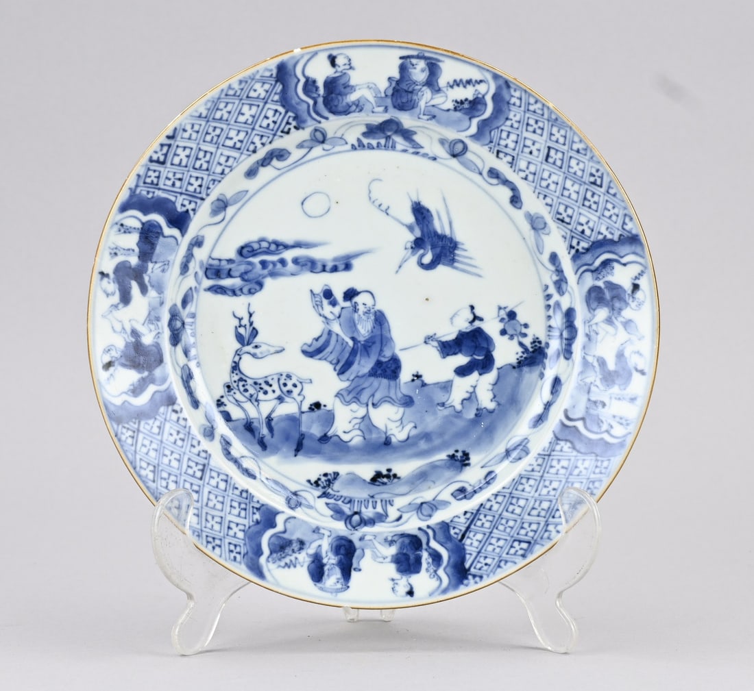 Chinese plate Ø 21.5 cm.: 18th-century Chinese porcelain plate with wise man/jester/deer/phoenix decoration. Dimensions: Ø 21.5 cm. Restored. In fair condition.