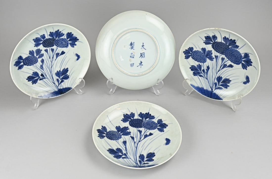 4x Chinese or Japanese plate Ø 23.2 cm.: Four Chinese or Japanese porcelain plates with floral decoration. 19th century. With base mark. Dimensions: Ø 23.2 cm. In good condition.