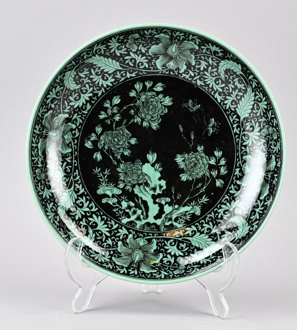 Chinese plate Ø 21.3 cm.: Chinese porcelain Familie Noir plate with garden decor + six-character base mark. Dimensions: Ø 21.3 cm. In good condition.
