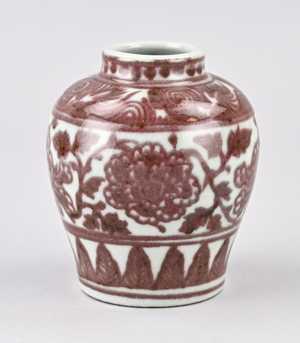Chinese vase, 11 x 9.5 cm.: Old Chinese porcelain bulbous vase with oxidized red floral decoration. Dimensions: 11 x 9.5 cm. In good condition.