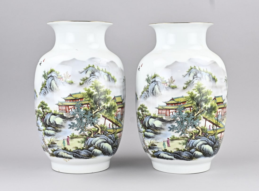 2x Chinese vase, H 33 cm.: Two detailed Chinese Family Rose vases with landscape/gold decoration. With base mark. 20th century. Dimensions: H 33 cm. In good condition.